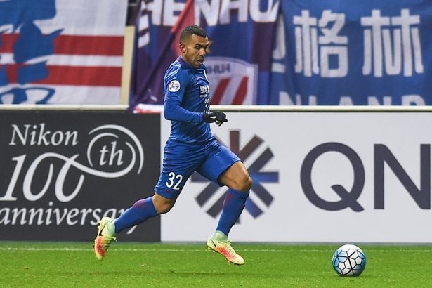 Doi cua Tevez nhan con ac mong dau tien anh 1