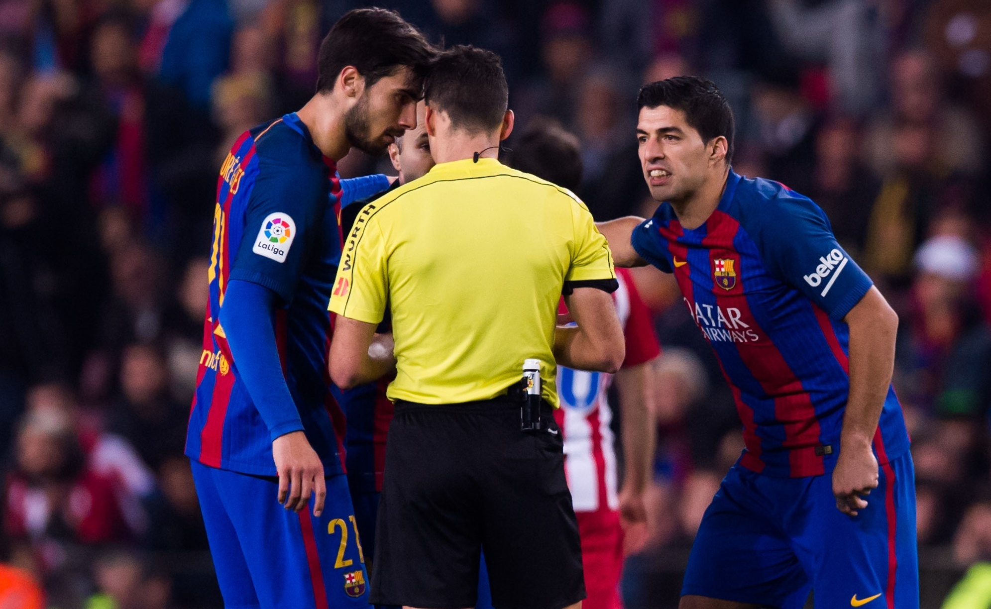 Nhan the do, Suarez noi con thinh no hinh anh