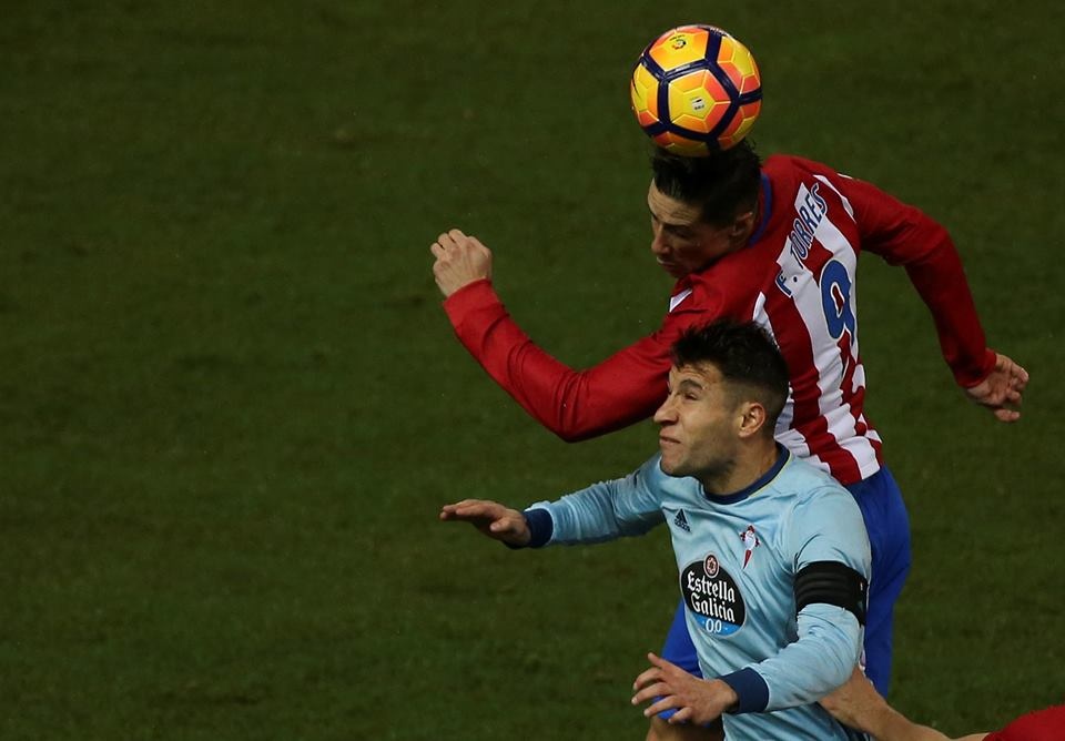 Torres làm siêu phẩm 'chổng ngược' ảnh 2 Torres lam sieu pham 'chong nguoc' anh 2