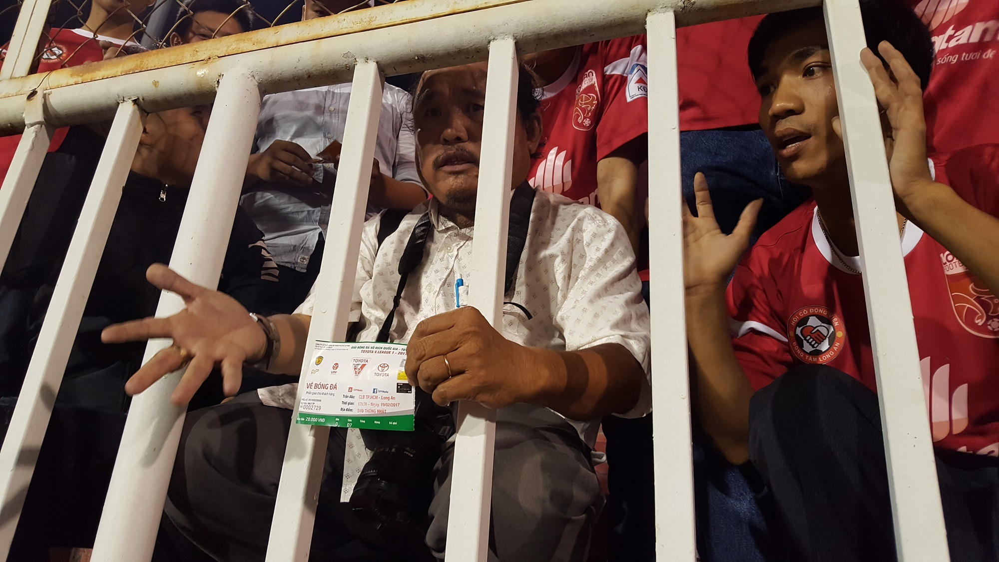 Trận TP.HCM - Long An gặp thêm sự cố trùng số serie vé trúng thưởng ảnh 1 Tran TP.HCM - Long An gap them su co trung so serie ve trung thuong anh 1