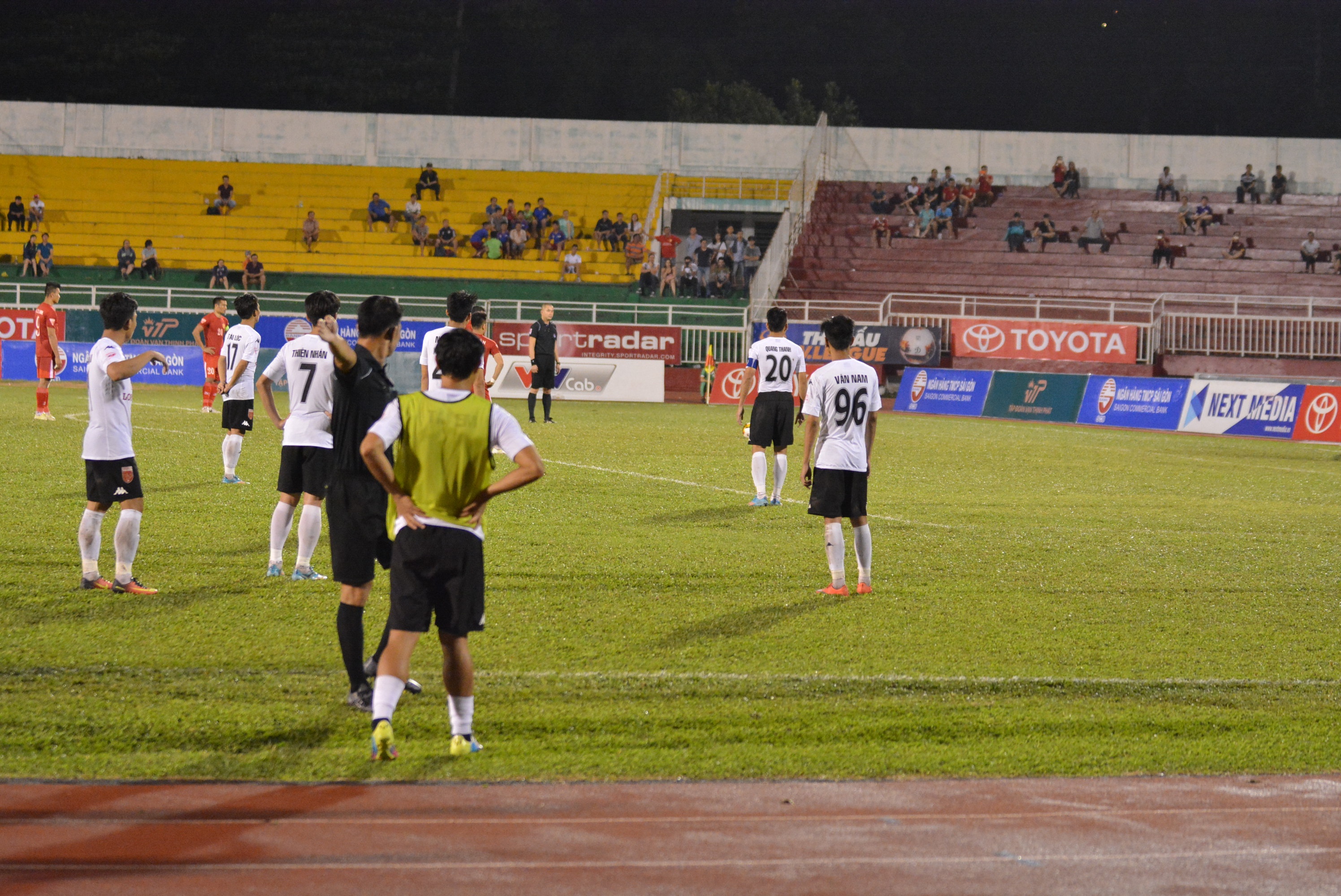 Bong da Viet Nam lai xuong cap trong mat ban be nuoc ngoai anh 2