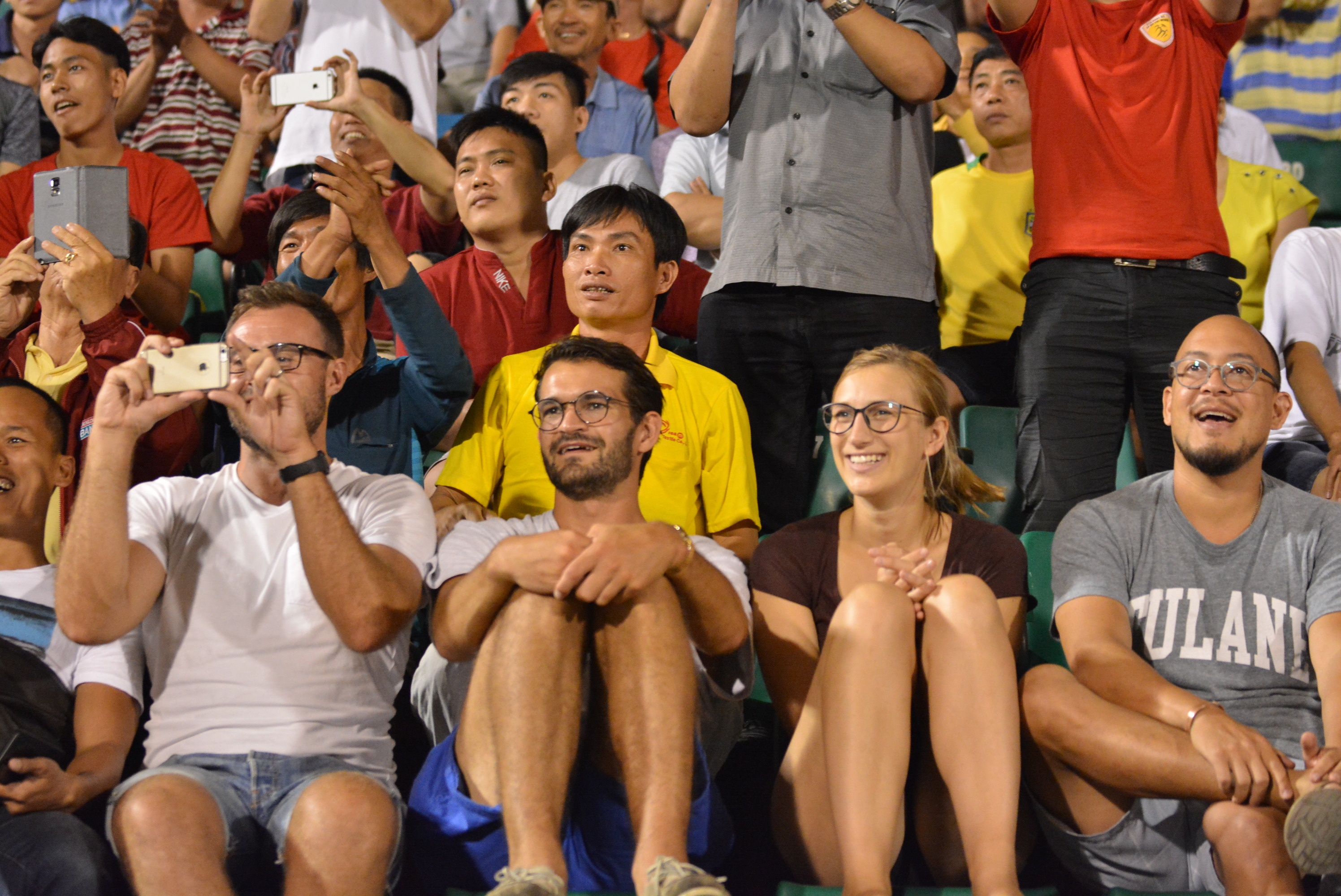 Bong da Viet lai xuong cap trong mat ban be nuoc ngoai hinh anh