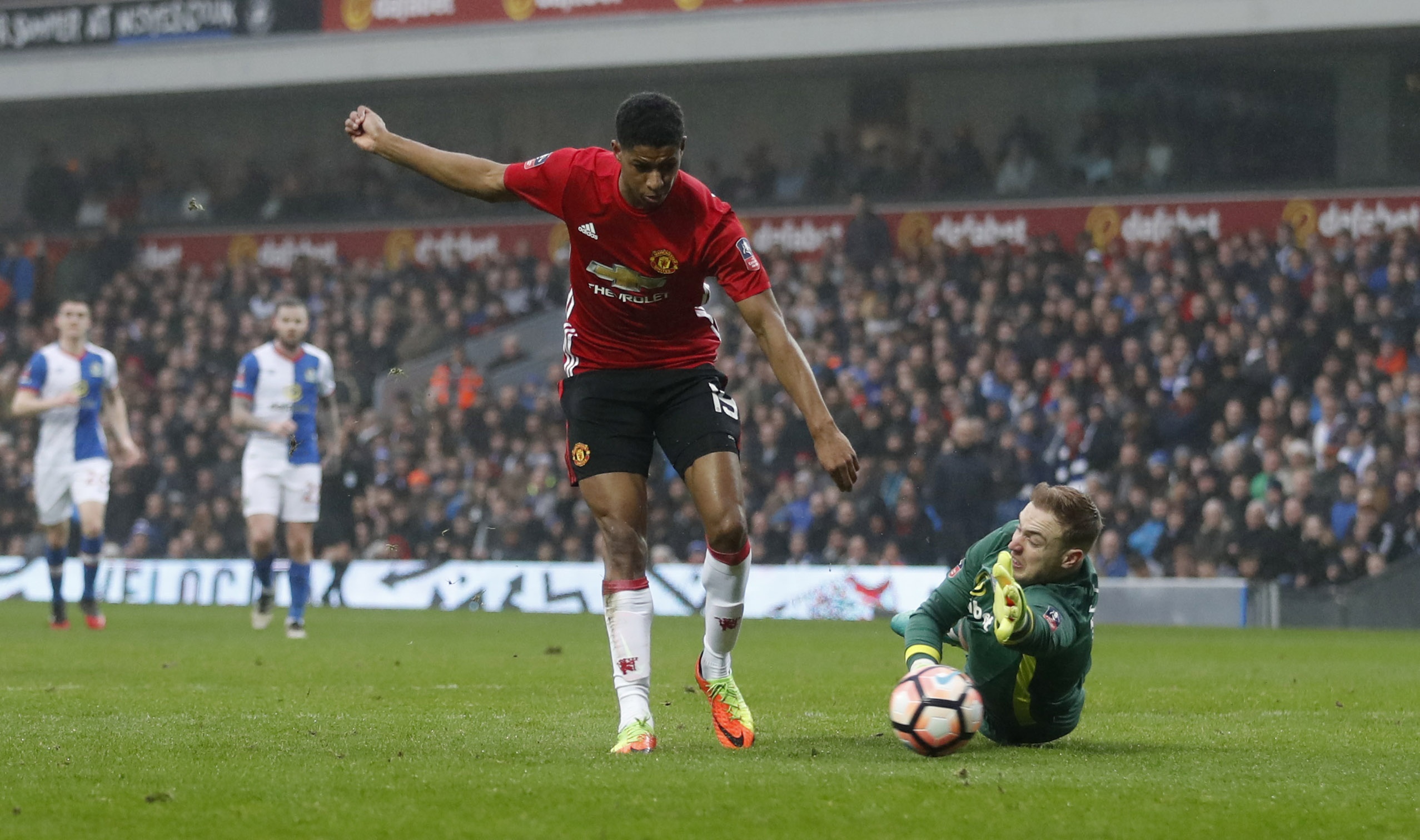 Tin Rashford,  Mourinho dat dau cham het cho Rooney? anh 1