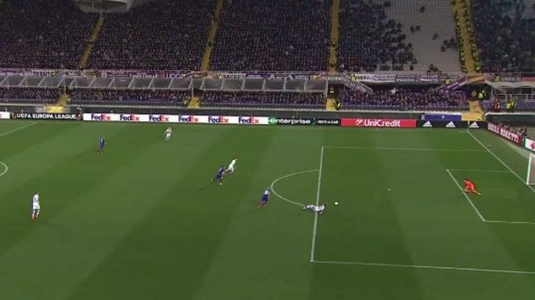 Hậu vệ mắc lỗi ngớ ngẩn khiến đội nhà nhận bàn thua ảnh 1 Hau ve mac loi ngo ngan khien doi nha nhan ban thua anh 1