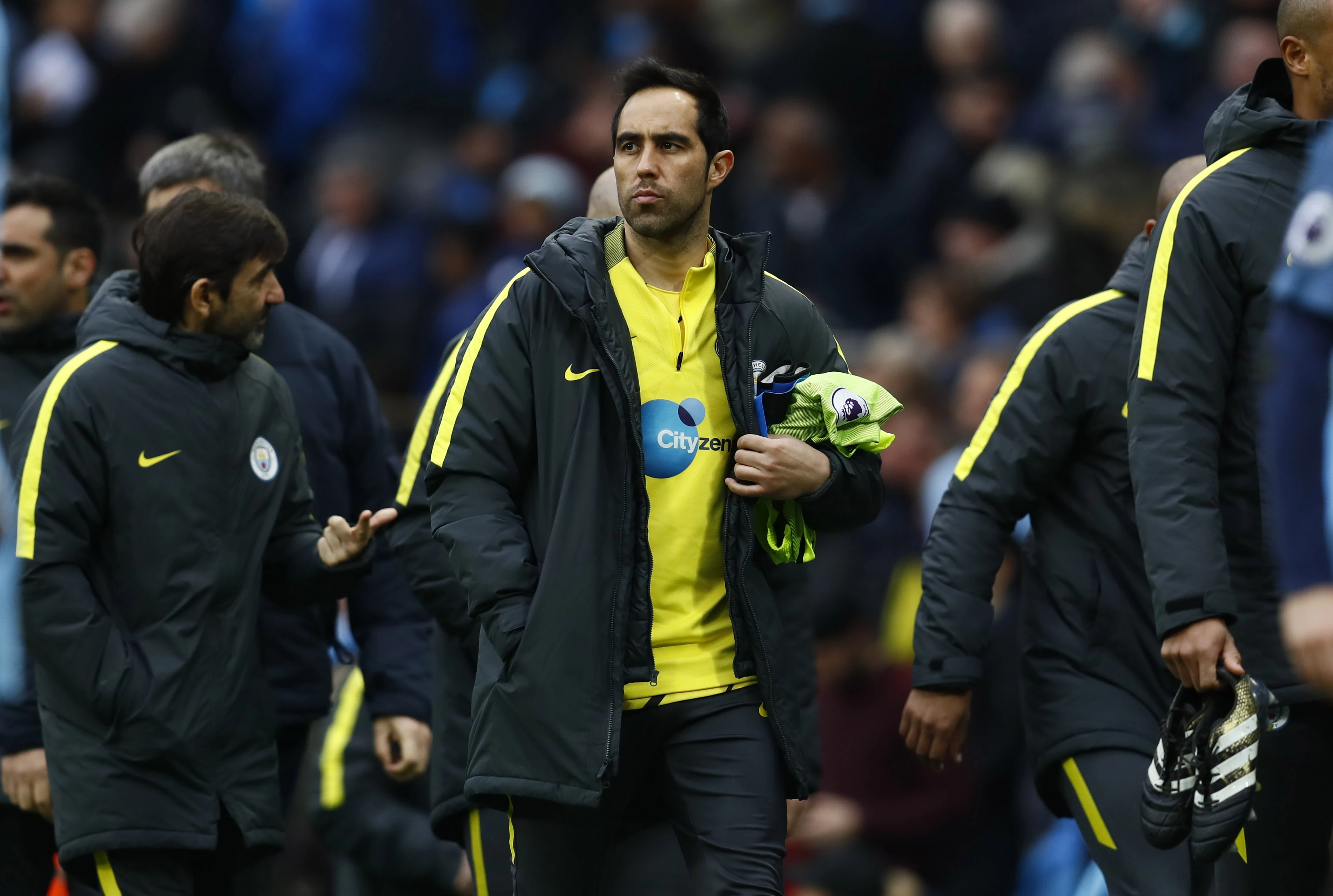 Claudio Bravo thao chay den 'doi bong ke thu cua bong da Duc'? anh 1