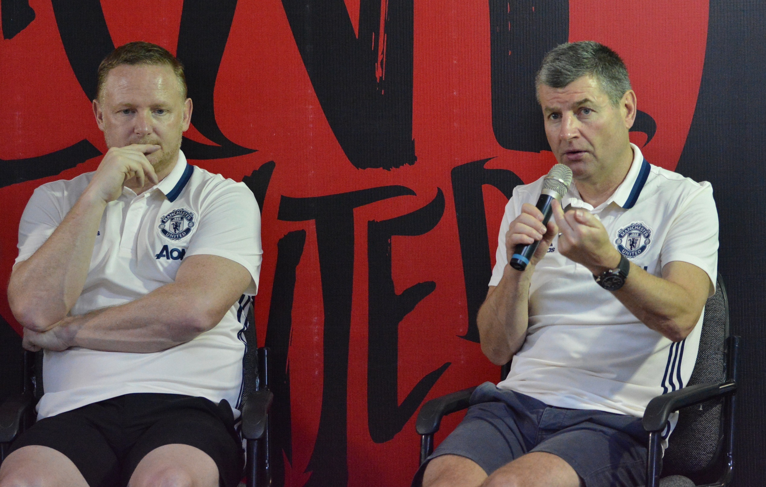 Cuu sao MU: 'Nghe noi nen bong da Viet Nam rat tot' hinh anh