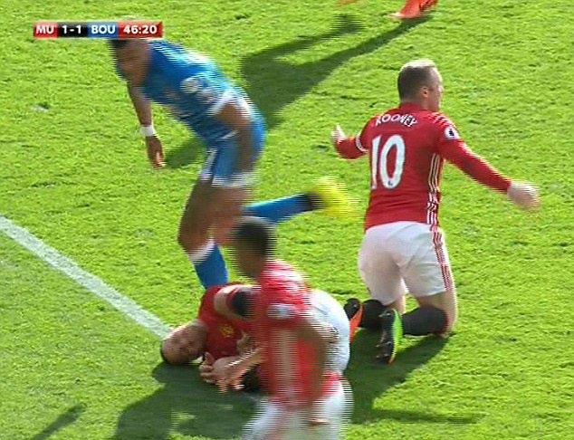 Ibrahimovic va Mings dang bi cam 3 tran anh 2