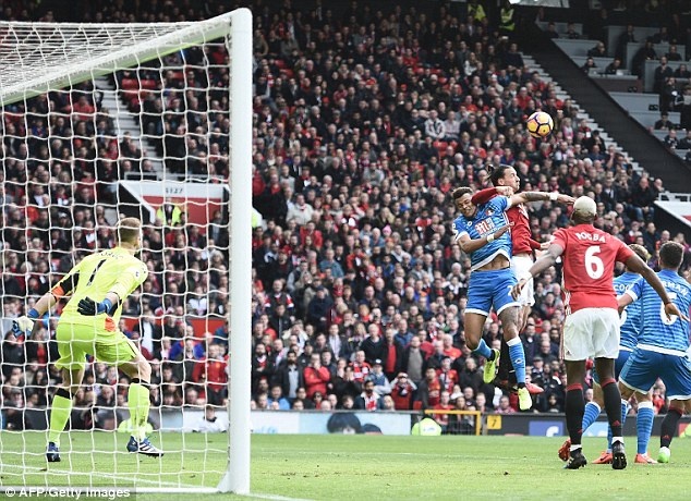 Ibrahimovic va Mings dang bi cam 3 tran anh 1