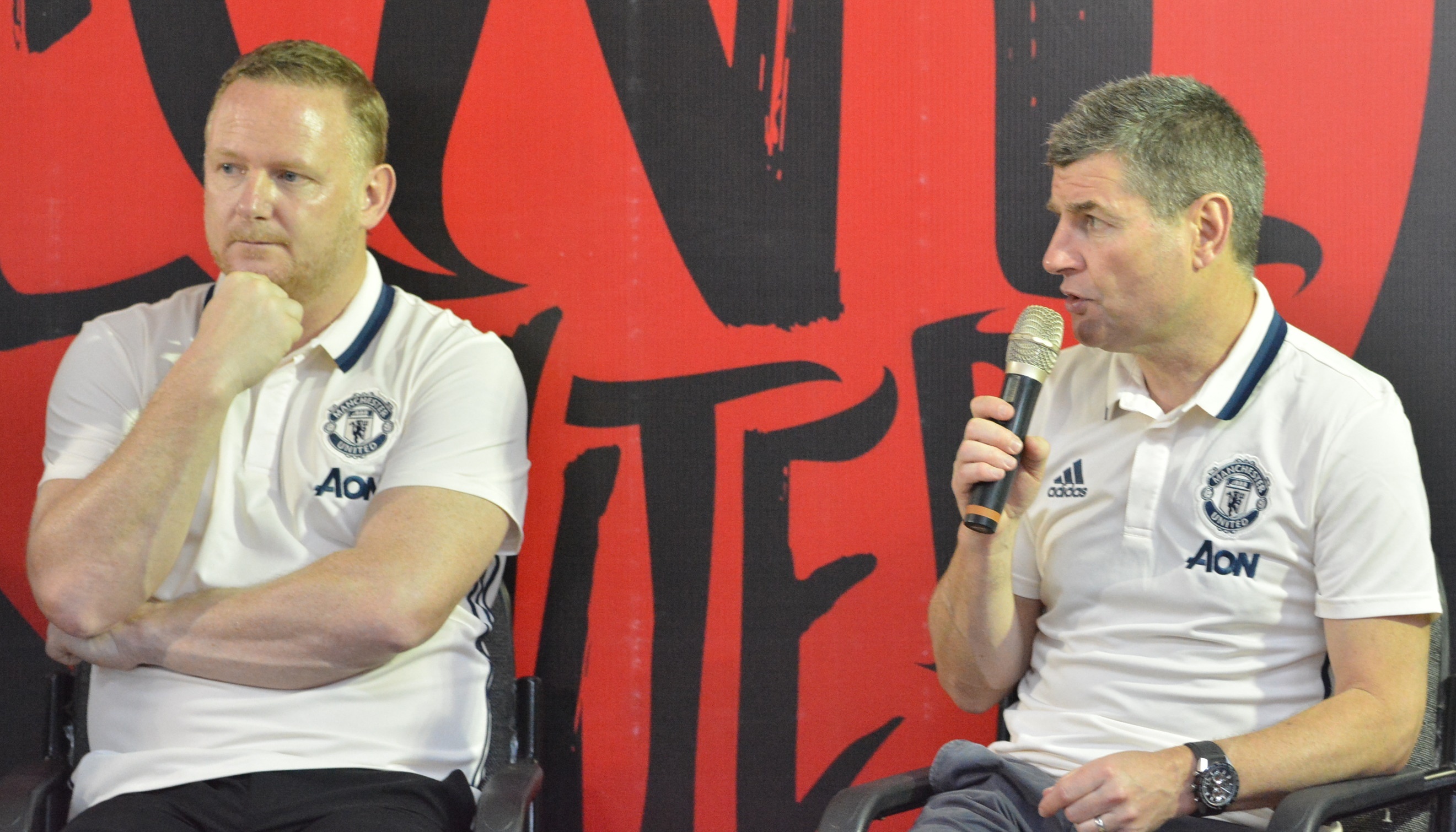 Denis Irwin: 'Nghe noi Viet Nam co nhung CLB va doi tuyen tot nhat khu vuc' anh 1