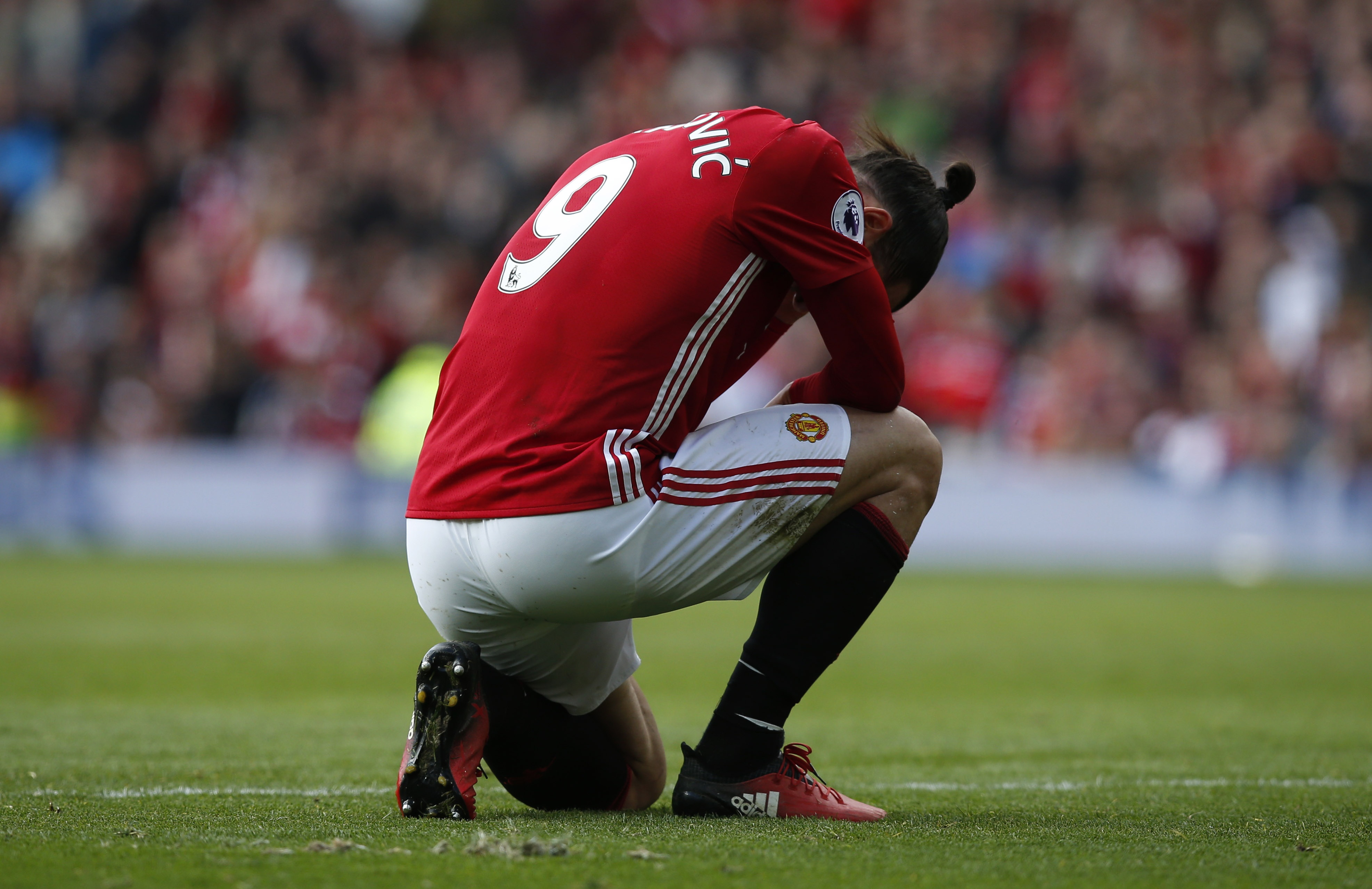 Ibrahimovic bi cam 3 tran anh 2