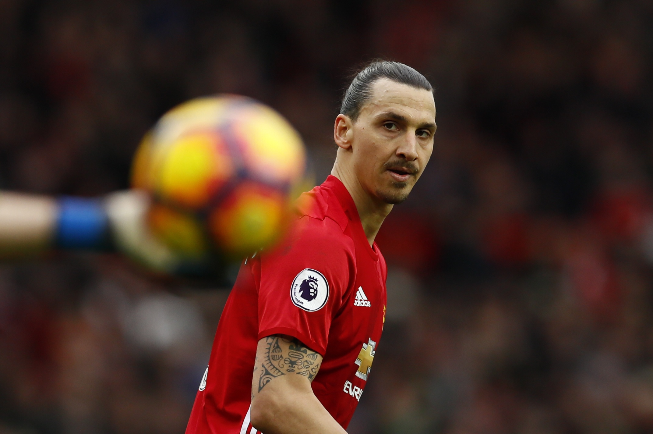 Giu Ibrahimovic, MU mat hon nua trieu bang moi tuan hinh anh