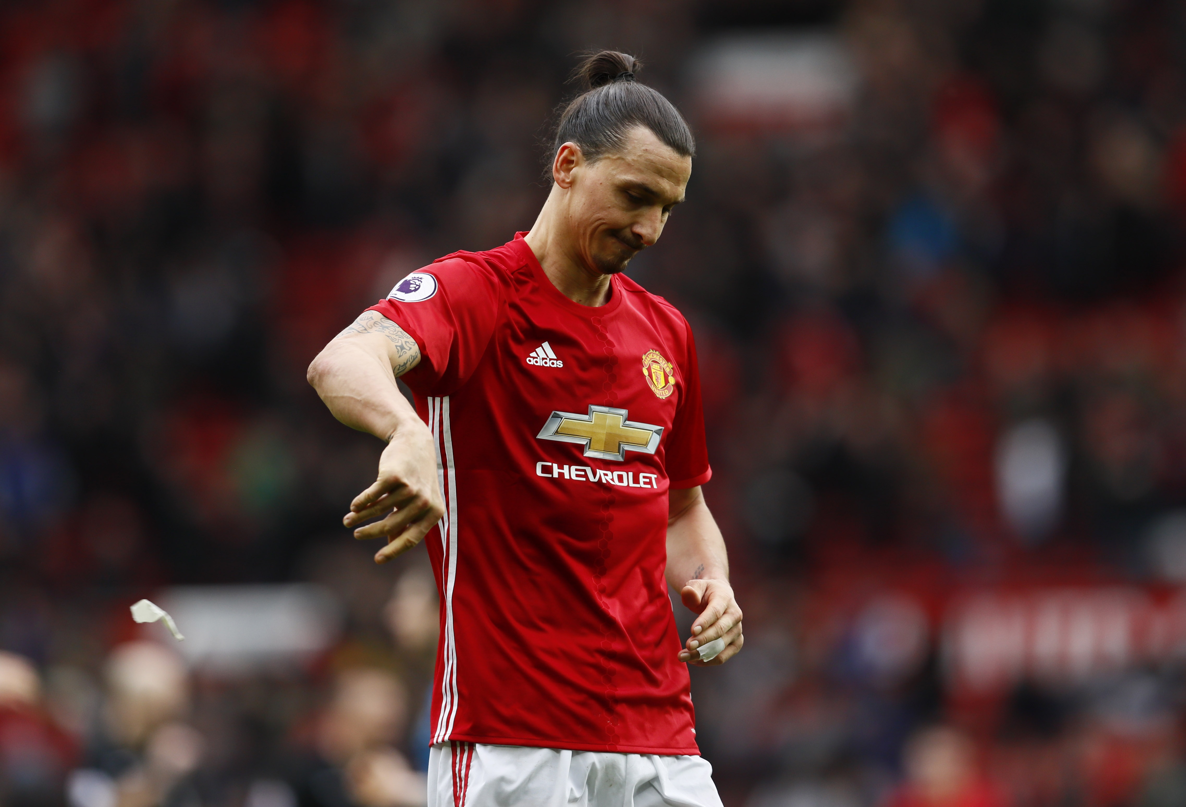 Ibrahimovic bi cam 3 tran anh 3