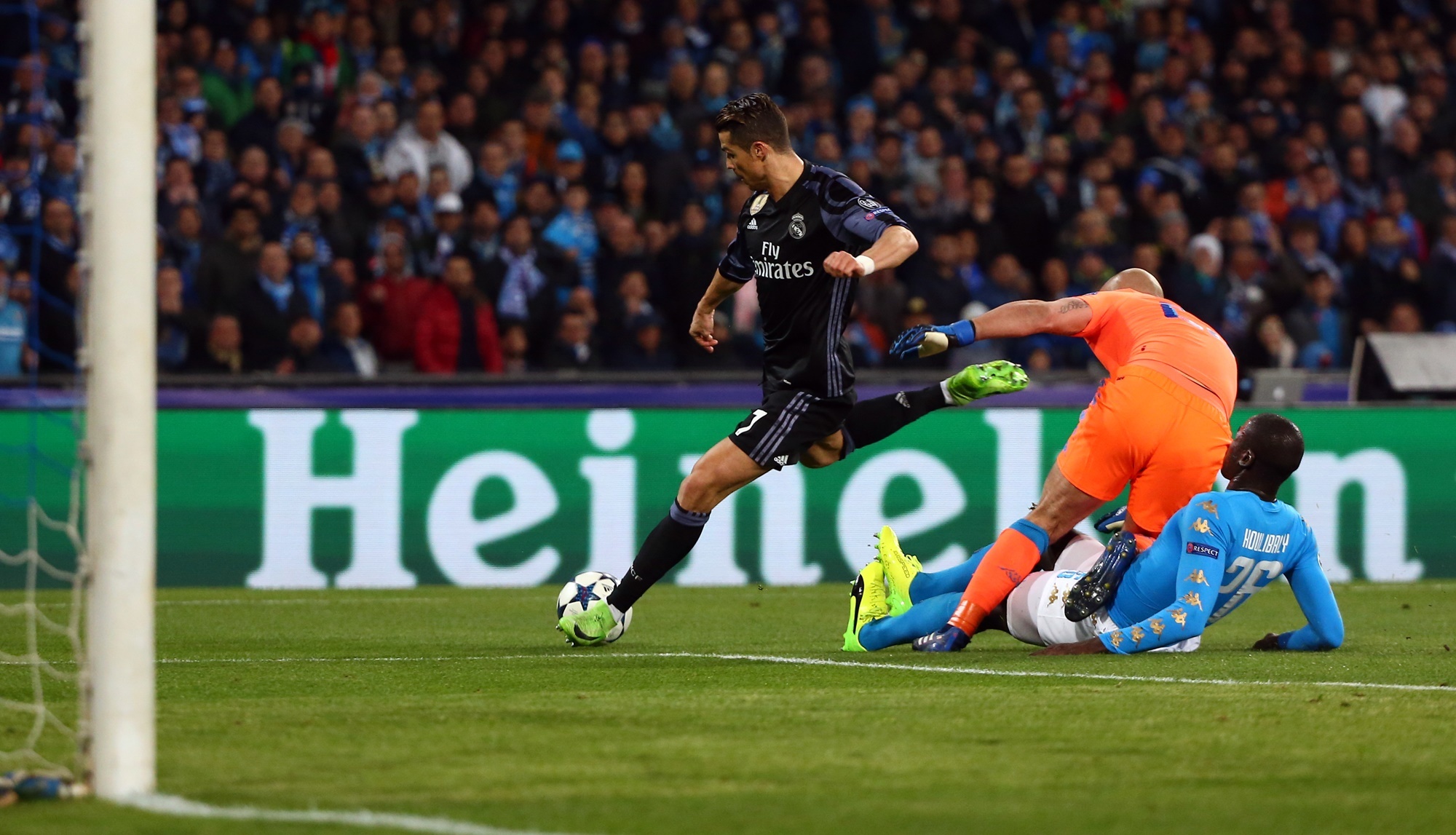 Dut diem hong an,  Ronaldo thanh tro cuoi cu dan mang anh 2