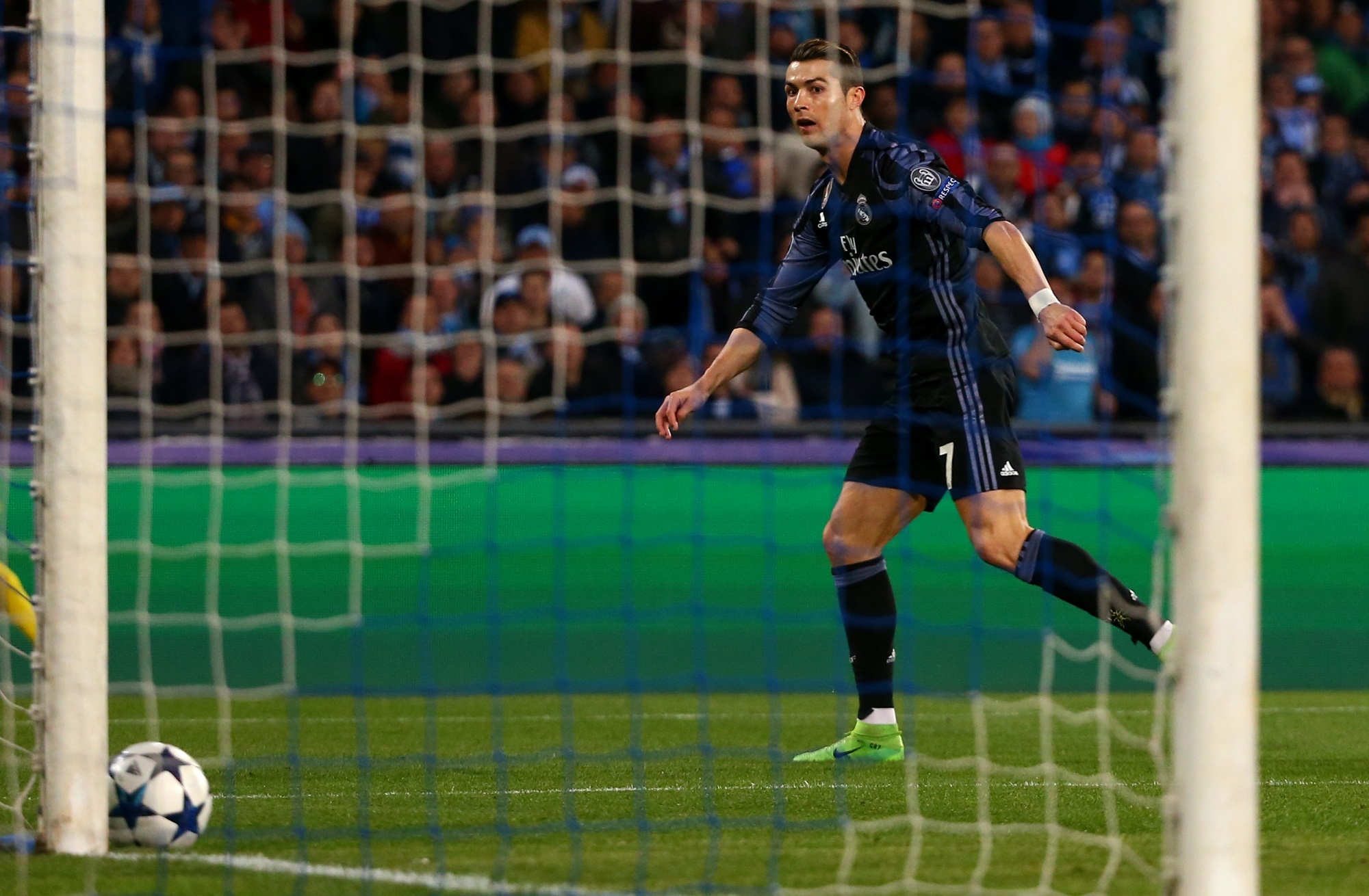 Dut diem hong an,  Ronaldo thanh tro cuoi cu dan mang anh 4