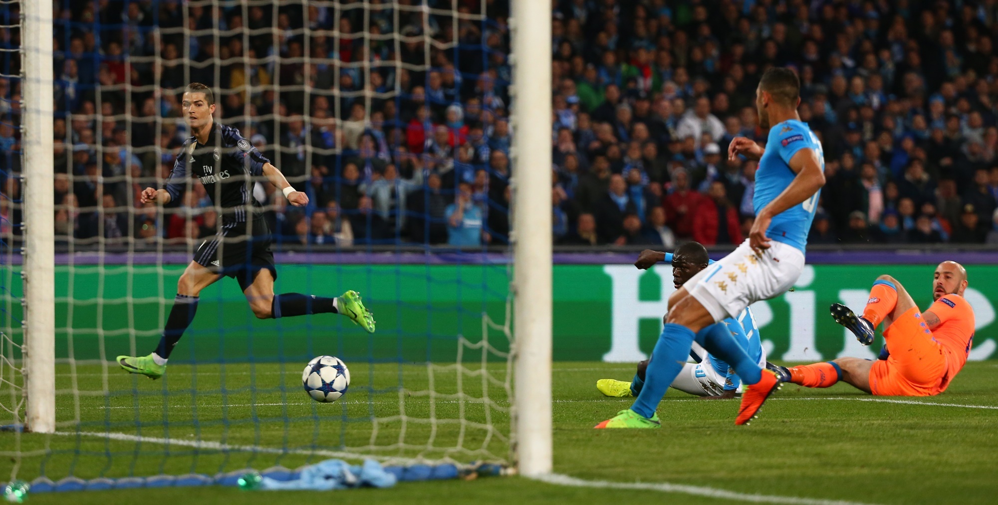 Dut diem hong an,  Ronaldo thanh tro cuoi cu dan mang anh 3