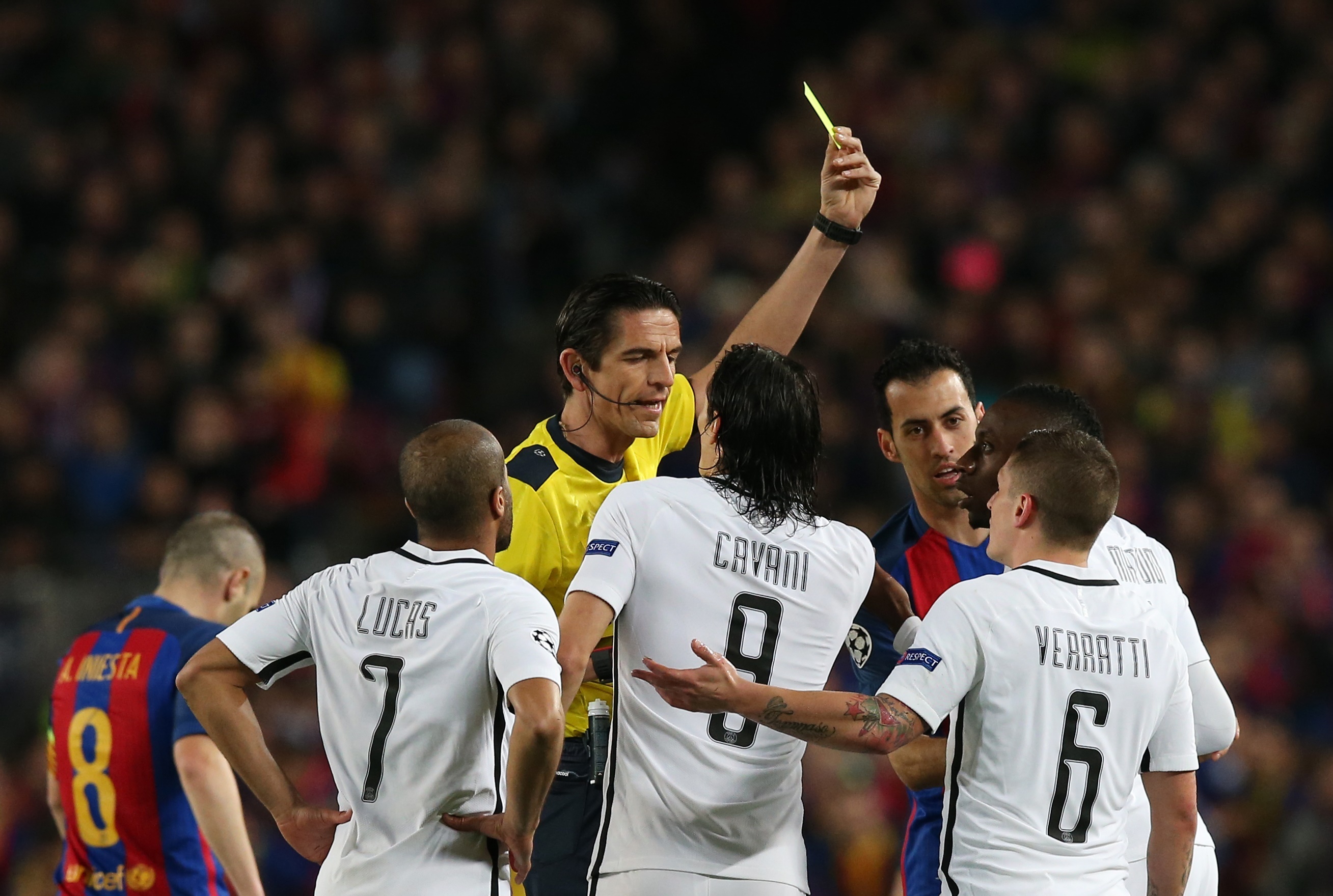 Trong tai bi nghi 'giup Barca' thoa ma sao PSG hinh anh