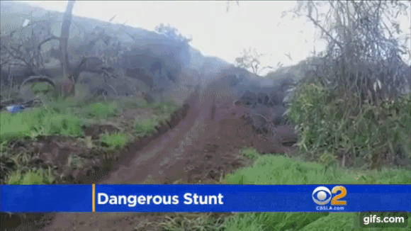 Tay dua gion mat tu than voi cu nhay dien ro hinh anh