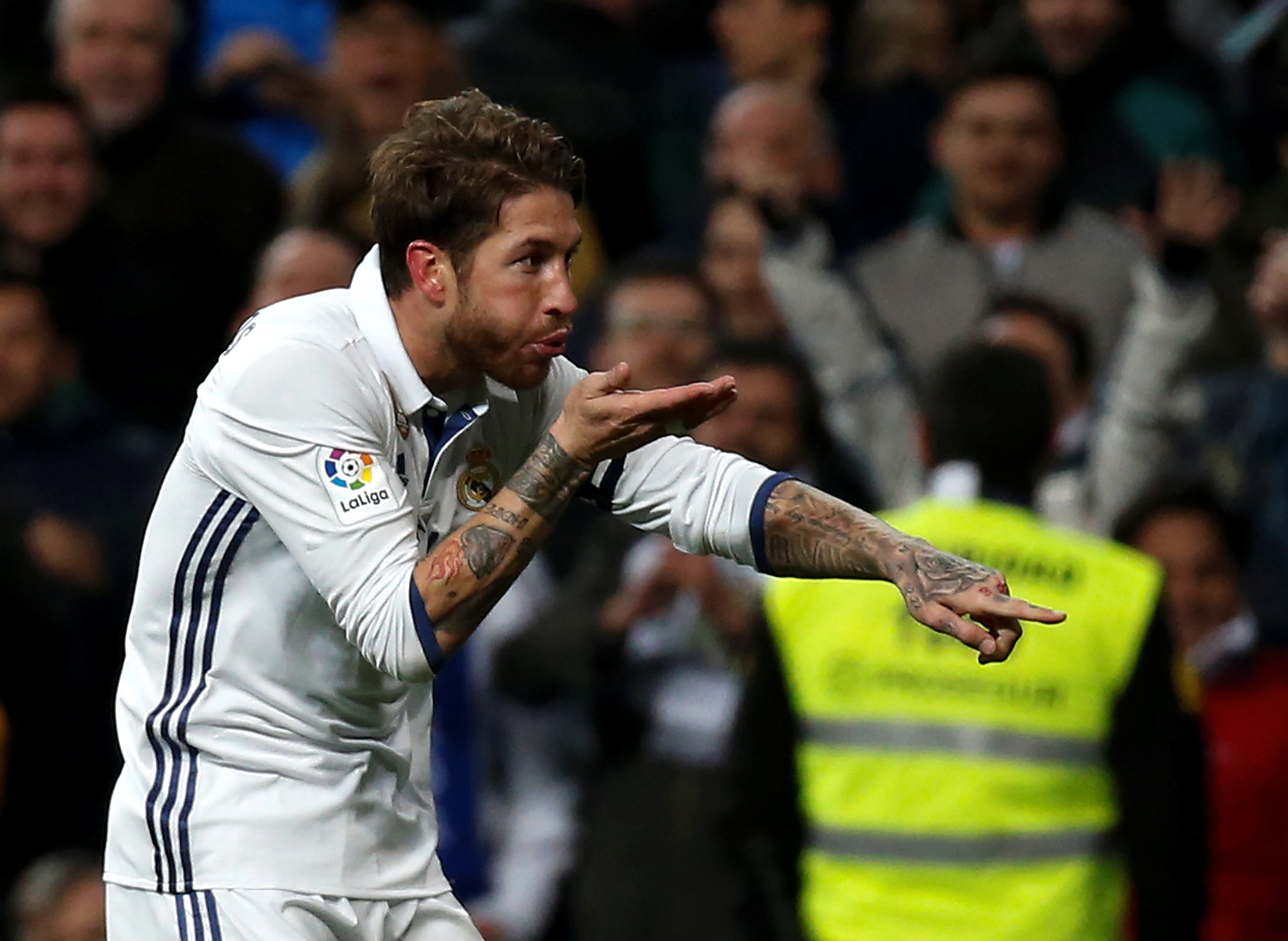 Sergio Ramos, hau ve ky la voi cai dau tien tri hinh anh