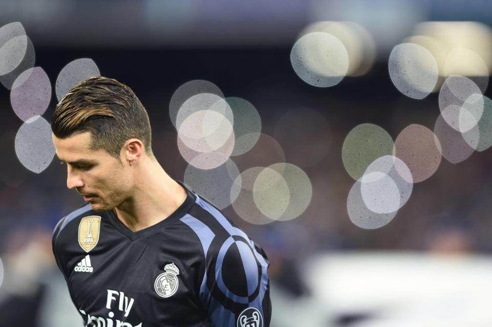 Tuong lai Ronaldo bong lam nguy vi mot cai ten hinh anh