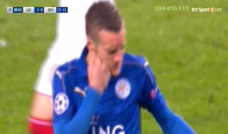 Jamie Vardy tự đấm vào mặt vì bỏ lỡ cơ hội ảnh 1 Jamie Vardy tu dam vao mat vi bo lo co hoi anh 1