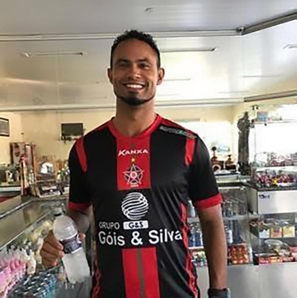 Đội bóng Brazil bị tẩy chay vì thuê thủ môn giết người ảnh 1 Doi bong Brazil bi tay chay vi thue thu mon giet nguoi anh 1