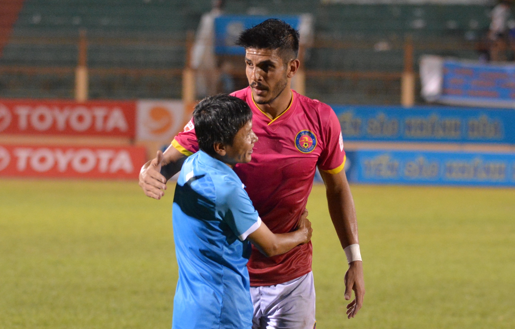 Bat dong ngon ngu, ngoai binh Sai Gon FC to tieng voi HLV doi thu hinh anh