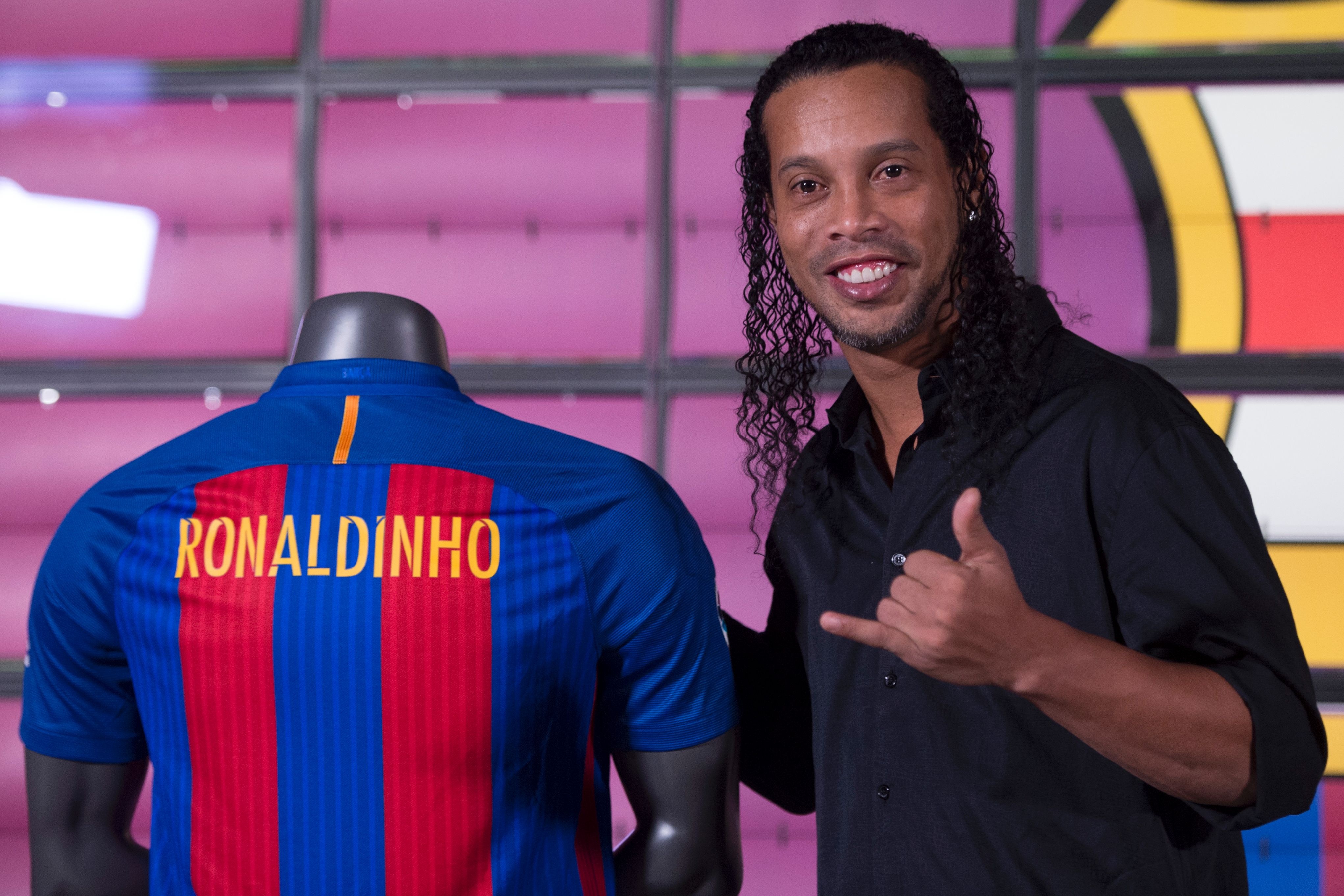 Ronaldinho tai ngo fan Viet Nam vao thang toi hinh anh
