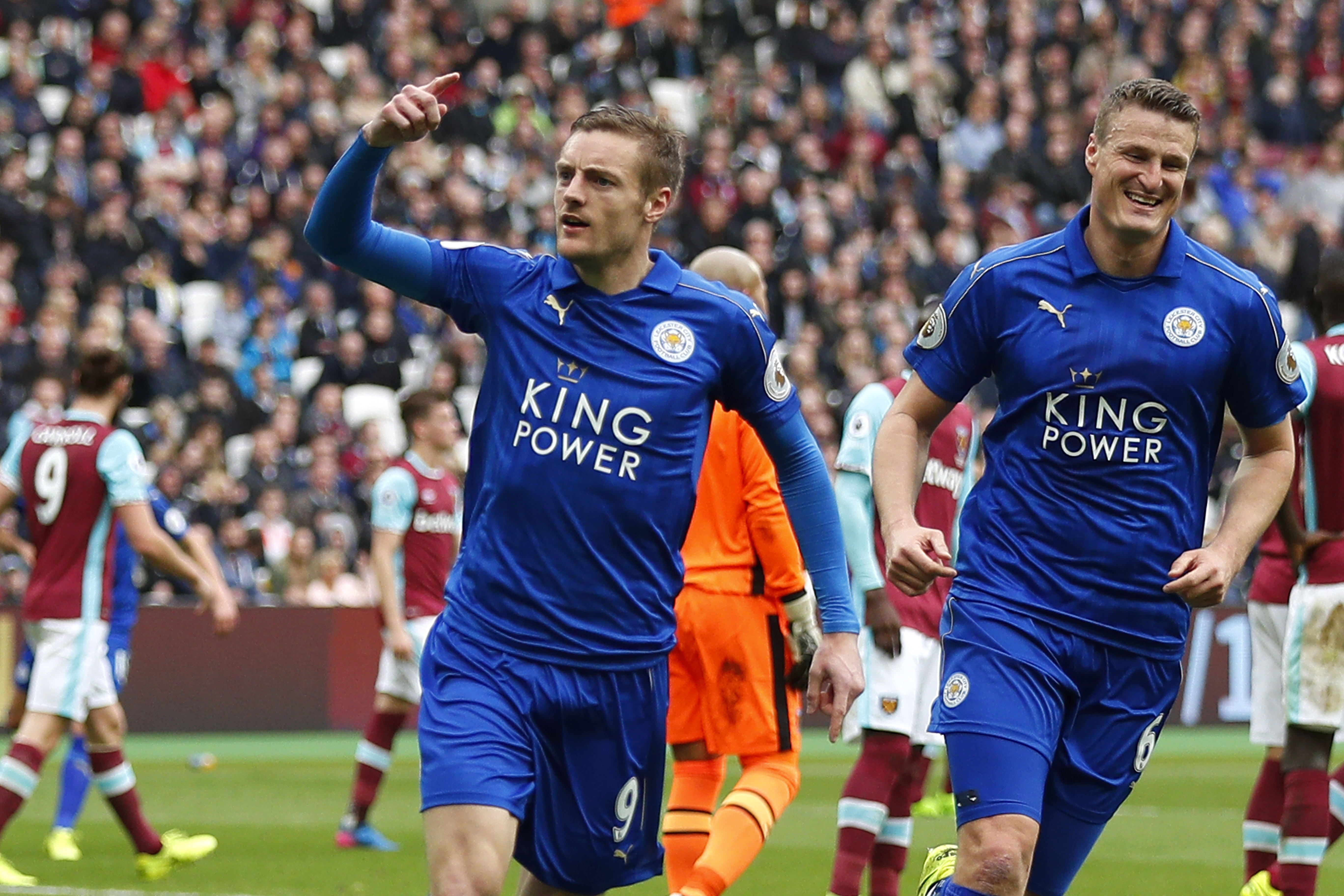 Fan doi lay mang gia dinh Vardy sau nghi van phan thay hinh anh