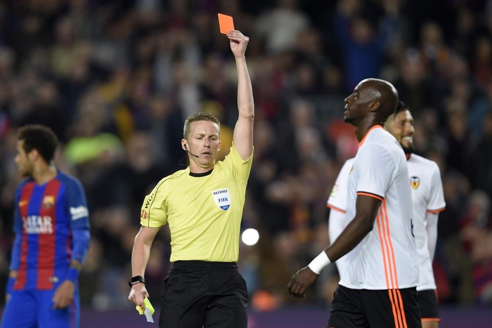 Bang chung Barca duoc chong lung boi ban tay vo hinh hinh anh