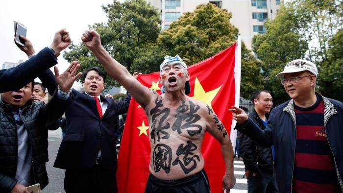 Dong nguoi do ra duong mung chien thang cua Trung Quoc hinh anh