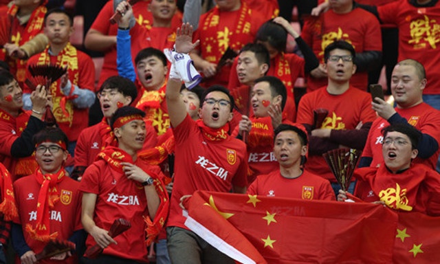 Dong dao CDV Trung Quoc do ra duong mung chien thang hinh anh