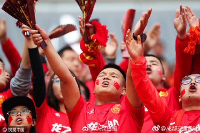 Dòng người đổ ra đường ăn mừng thắng lợi của Trung Quốc ảnh 1 Dong nguoi do ra duong an mung thang loi cua Trung Quoc anh 1