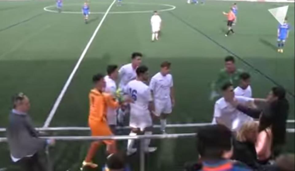 Au da giua cau thu tre va CDV hinh anh