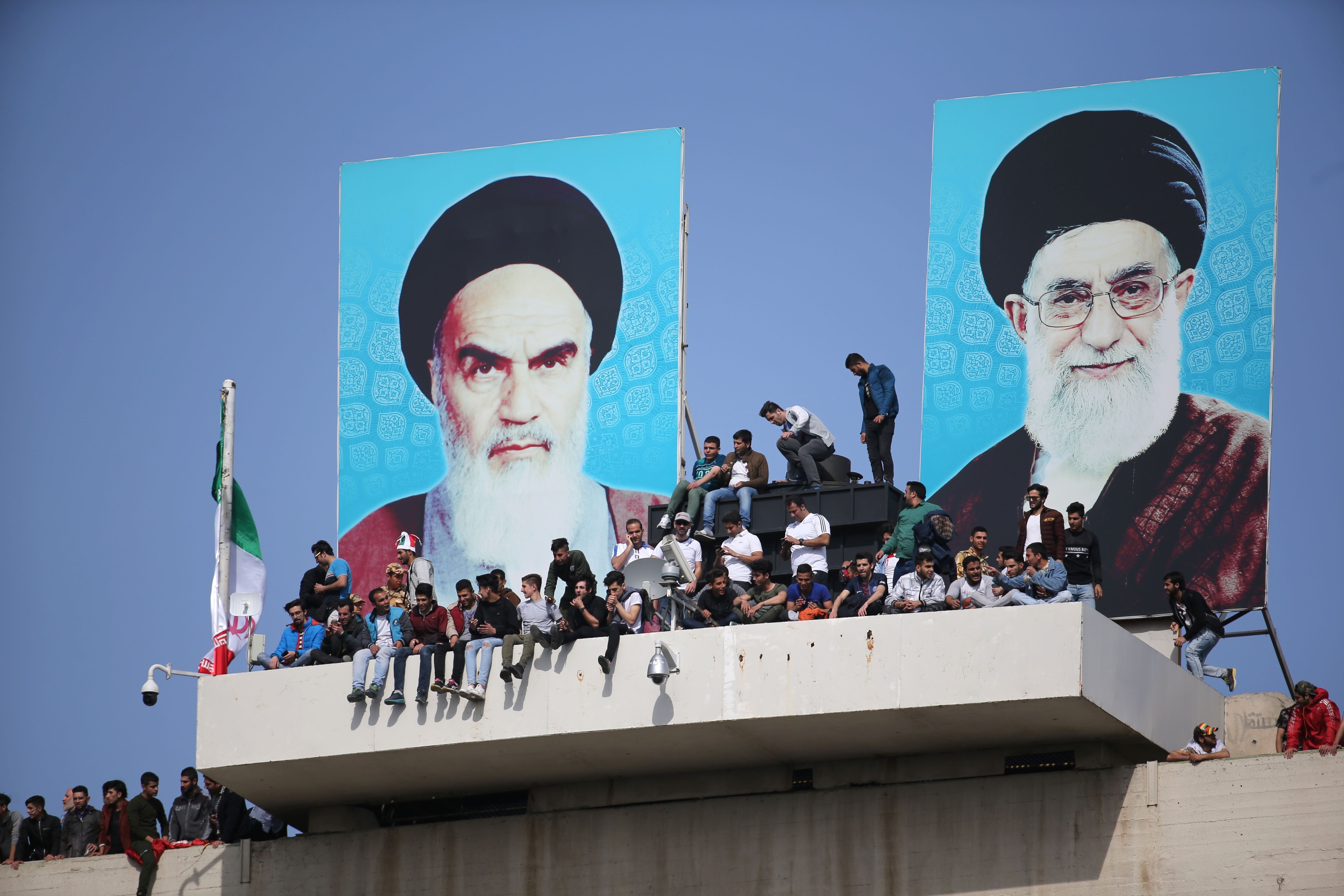 Bien nguoi treo cot den, noc nha theo doi Iran ha tuyen Trung Quoc hinh anh