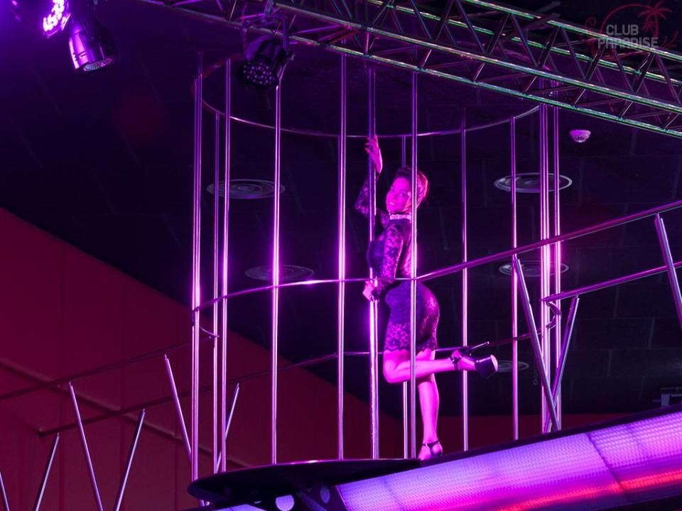 Nhà thổ lớn nhất châu Âu tài trợ cho đội bóng nữ ảnh 2 Nha tho lon nhat chau Au tai tro cho doi bong nu anh 2