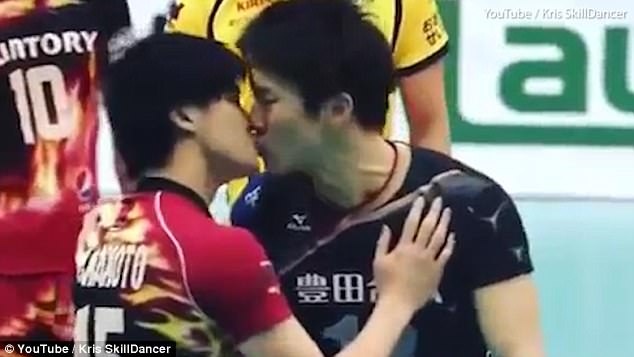 Cau thu bong chuyen hon nhau de giai quyet mau thuan hinh anh