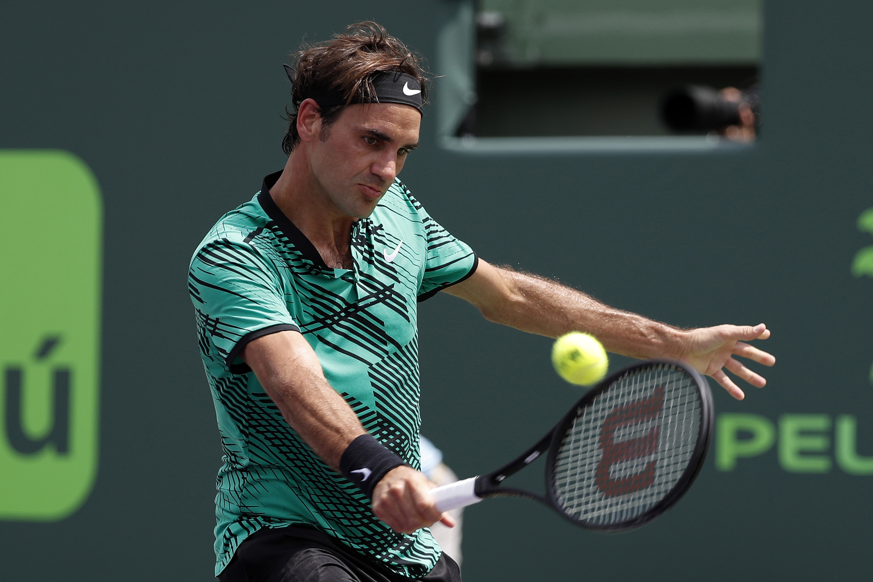 Mot trong nhung cu trai tay an diem tuyet dep cua Federer hinh anh