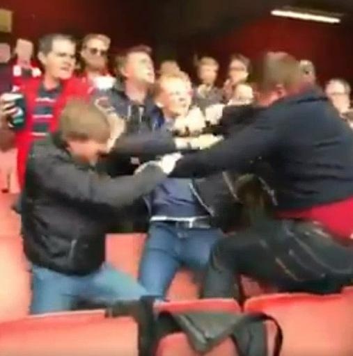 CDV Arsenal dung nam dam noi chuyen voi tren san Emirates anh 1