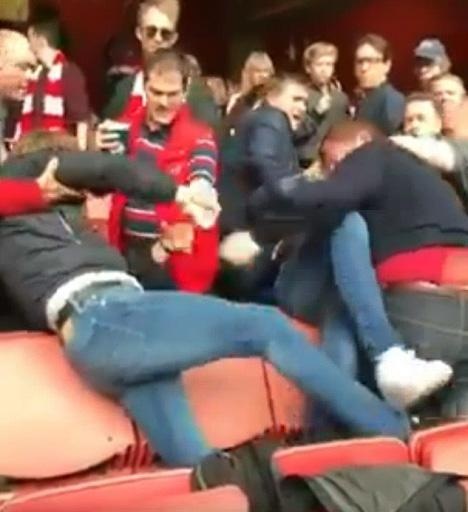 CDV Arsenal giai quyet mau thuan bang nam dam hinh anh