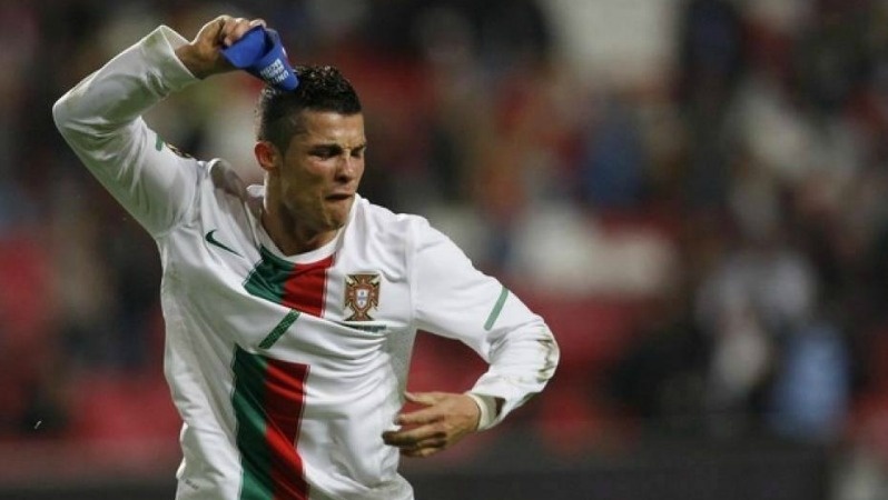 Sieu pham cua Ronaldo bi Nani an cuop hinh anh