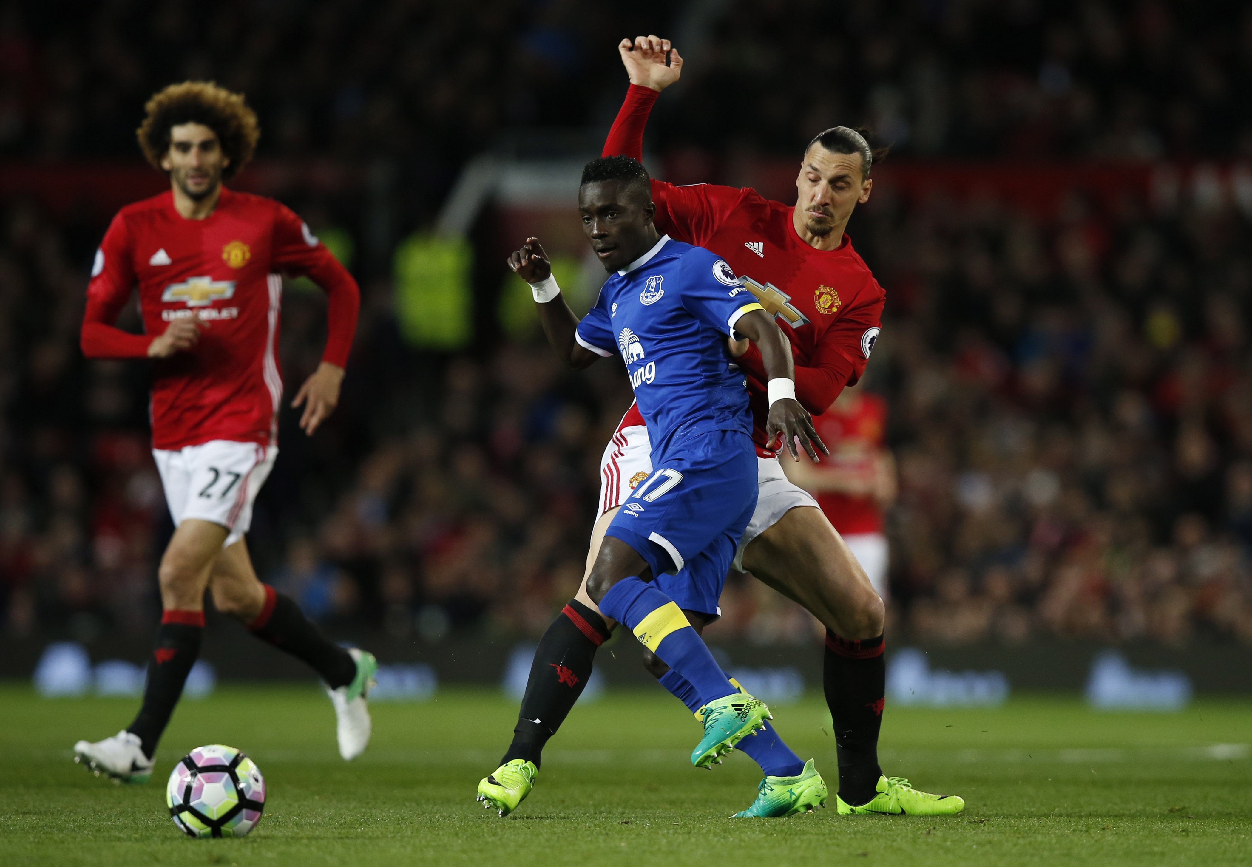 Ibra tro lai,  nhung Mourinho moi la noi lo anh 1