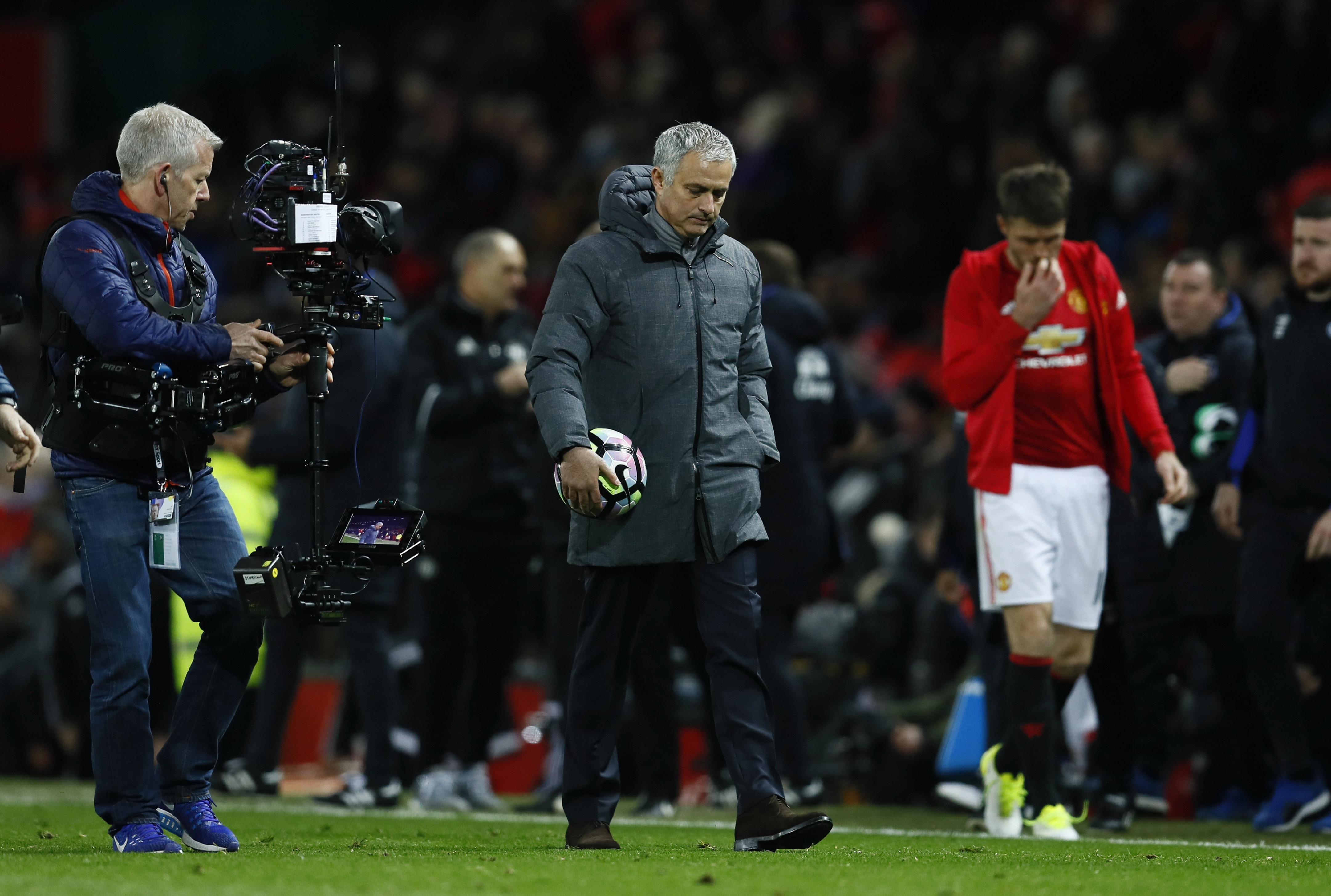 Ibra tro lai,  nhung Mourinho moi la noi lo anh 2