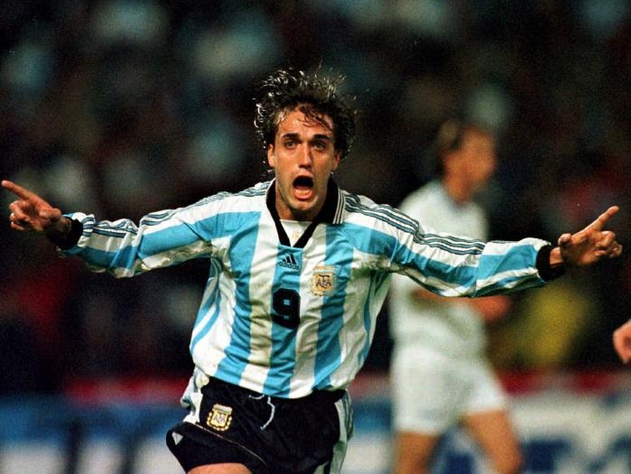 Lang bong da sap thay huyen thoai Batistuta tai xuat hinh anh