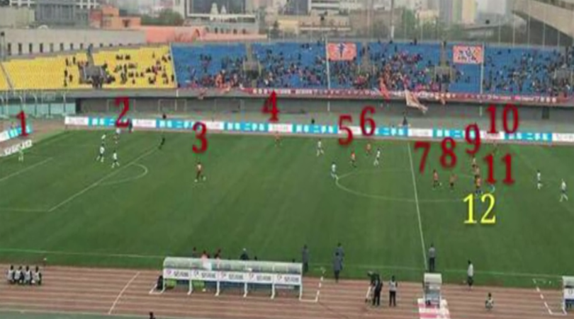 Trong tai Trung Quoc au tri,  de doi bong choi 12 nguoi anh 1