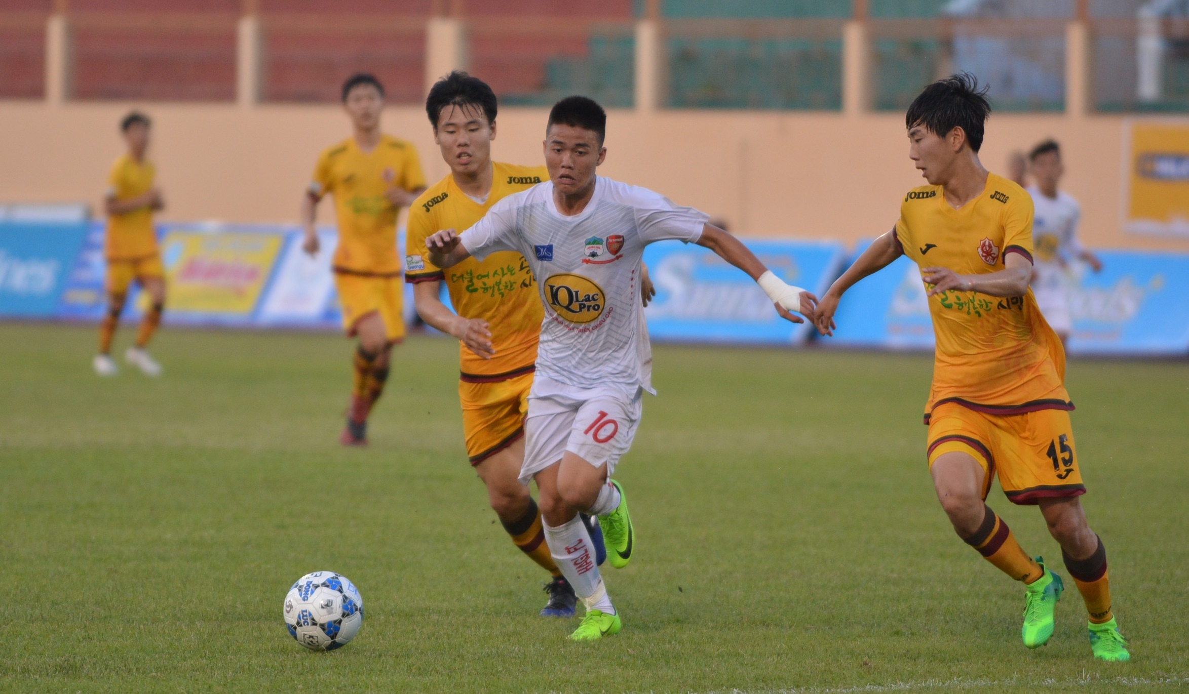 Thay Giom tuc gian voi cau thu U19 HAGL anh 2