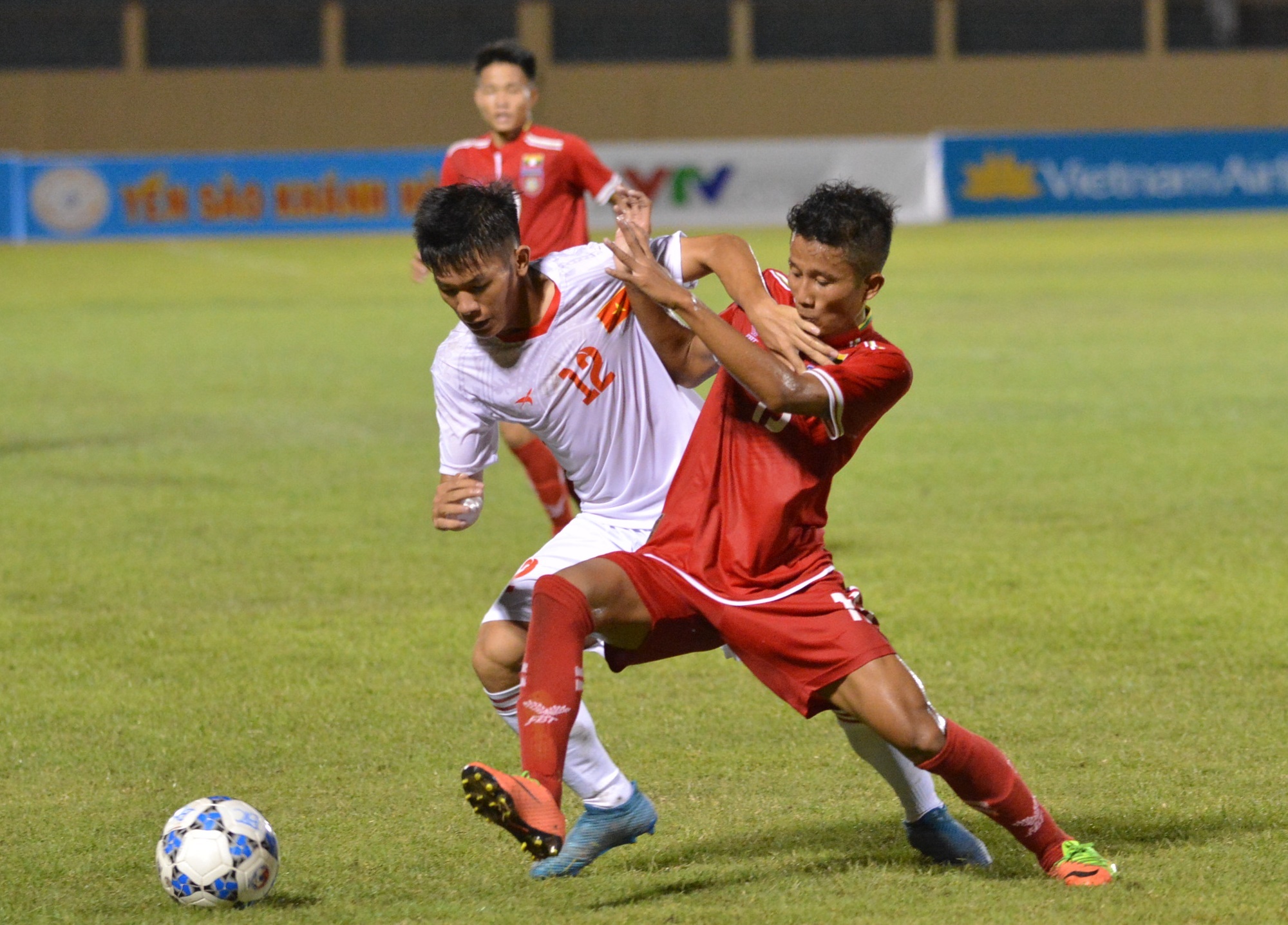 Bo qua HAGL,  HLV Vu Hong Viet dat cua da chung ket voi Myanmar anh 1