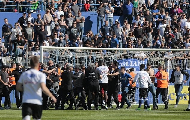 Hooligan Pháp tiếp tục làm loạn,  đòi đánh cựu sao MU tại Pháp ảnh 6 Hooligan Phap tiep tuc lam loan,  doi danh cuu sao MU tai Phap anh 6