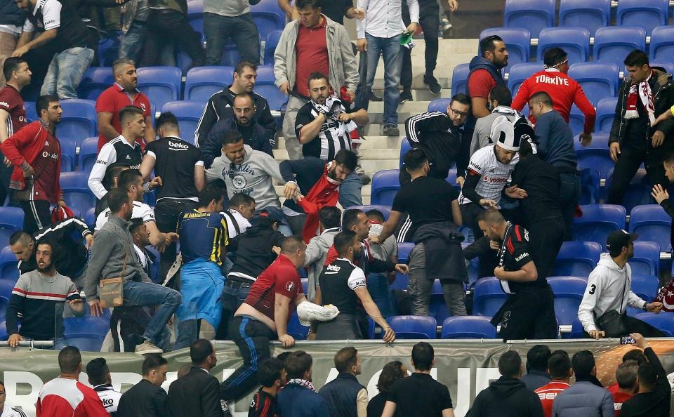 Hooligan Pháp tiếp tục làm loạn,  đòi đánh cựu sao MU tại Pháp ảnh 7 Hooligan Phap tiep tuc lam loan,  doi danh cuu sao MU tai Phap anh 7