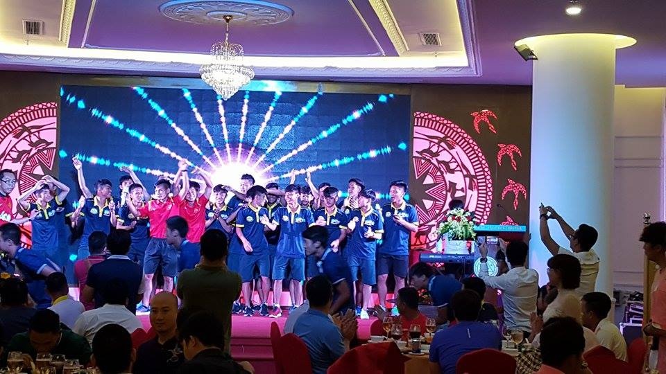 Cau thu U19 HAGL quay tung san khau hinh anh