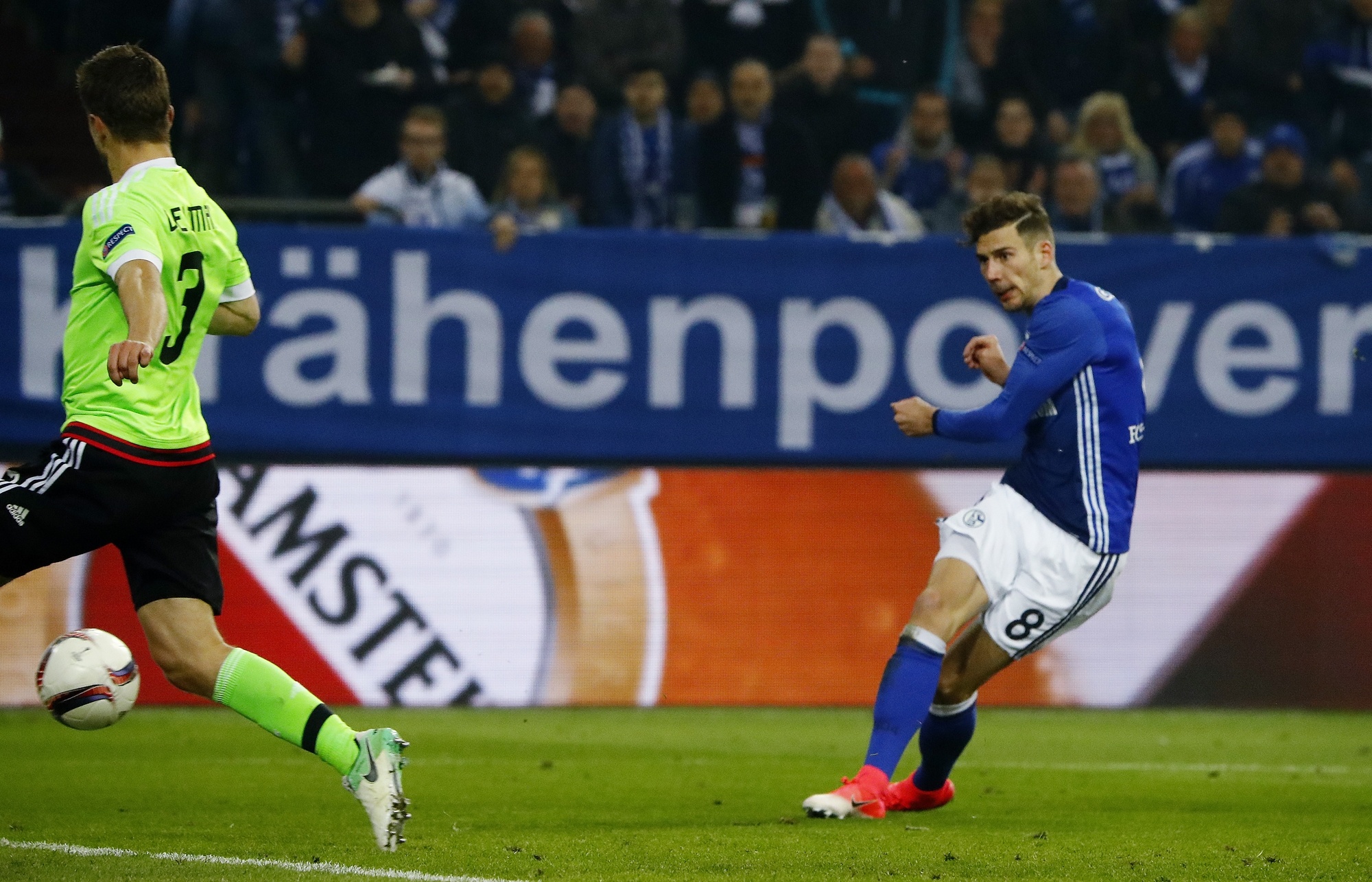 Non mua va vo cam,  tien ve nguoi Duc van can rang thi dau anh 4